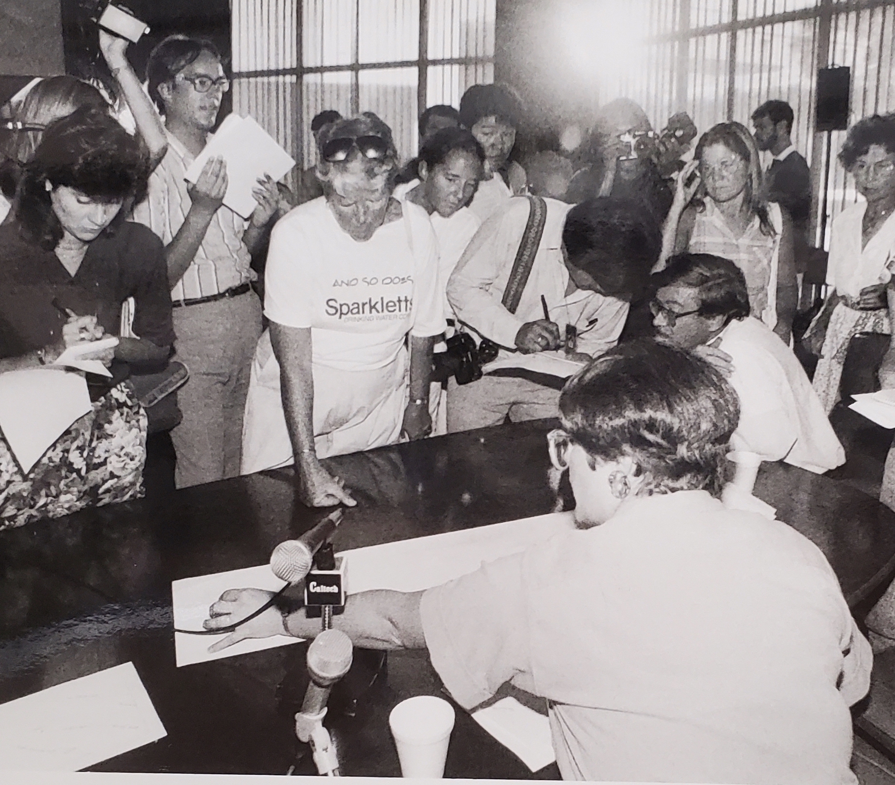 Whittier Narrows earthquake press conference, October 1, 1987. Seated to Jones’ right is Caltech geophysicist and Seismological Lab director Don Anderson. Caltech photo by Robert Paz