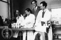 George Beadle and Boris Ephrussi with others in a lab