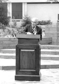 Arnold Beckman at the dedication of the Mead Laboratory