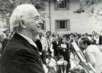Linus Pauling speaking at a campus anti-war rally