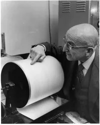 Beno Gutenberg pointing to record on seismograph