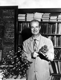 Linus Pauling with model and sample of beryl silicate