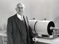 Beno Gutenberg with seismograph