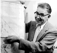 Charles Richter pointing to map