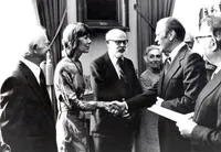 Martha Fowler shaking hands with President Gerald R. Ford, flanked by Linus Pauling and William Fowler