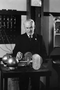 Robert Millikan with Millikan-Neher self-recording ionization chamber
