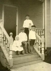 Arnold Beckman and siblings [?] on front steps of home