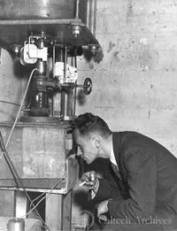 A. Soltan looking into a paraffin-lined Lauritsen electroscope